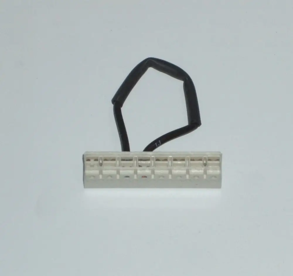 Internes Steckmodul von Daikin mit sechs Anschlüssen und einem Kabel. Verwendet für Fühler des Abgaswiderstands in bestimmten Modelle bis Baujahr 2011.